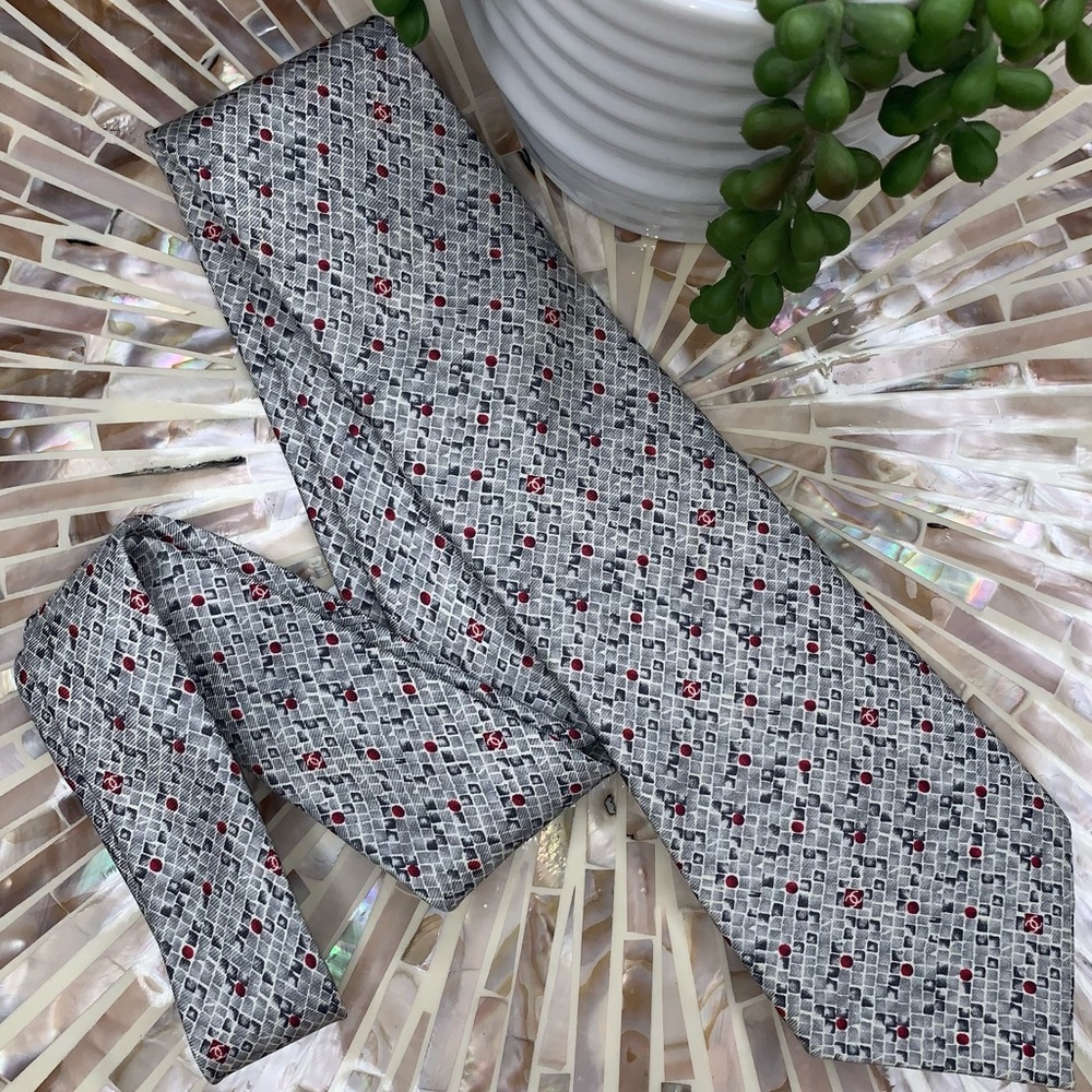 ꧁༒☬𝓡𝓮𝓼𝓮𝓻𝓿𝓮𝓭☬༒꧂
Please do not purchase! CHANEL SILVER 100% SILK LOGO TIE - Picture 4 of 15
